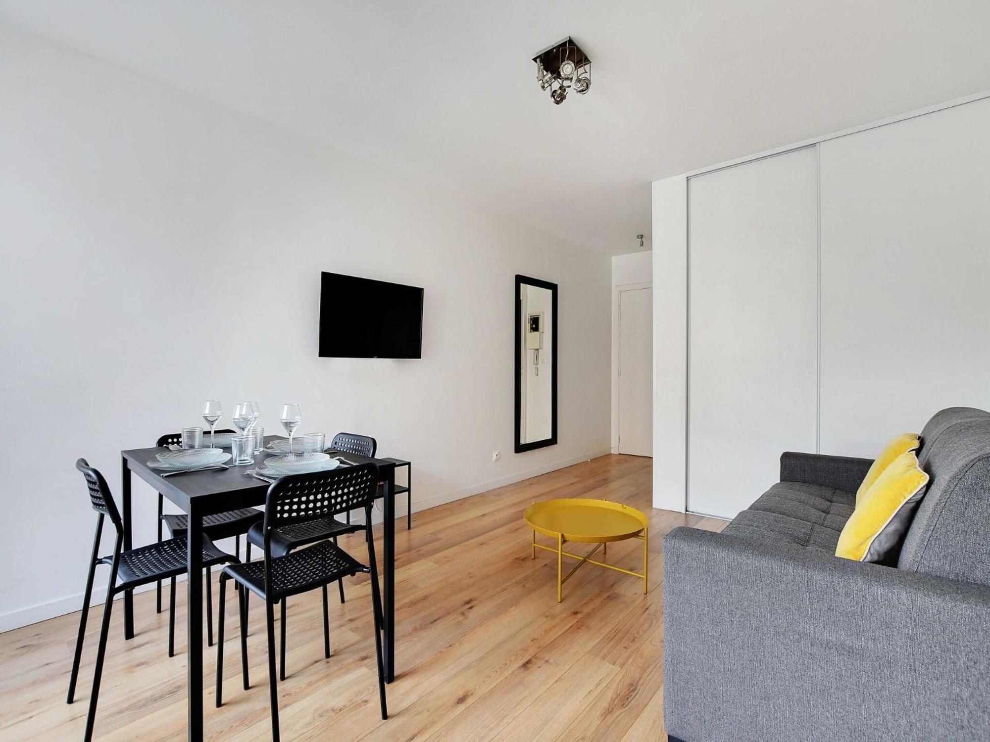 1bdr 3p Balcony - St Maur Voltaire Appartement Parijs